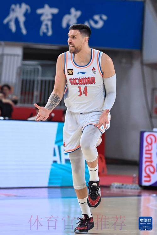 古德温控球过半场 右路突破上篮得手 古德温控球过半场 右路突破上篮得手